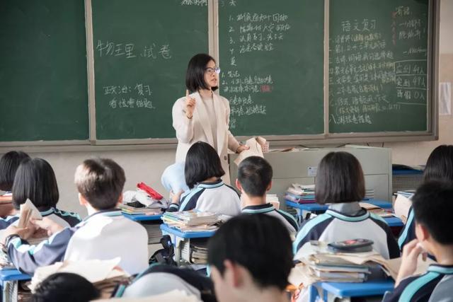 人社局回应中学生获正高职称，背后的真相与深远意义探究